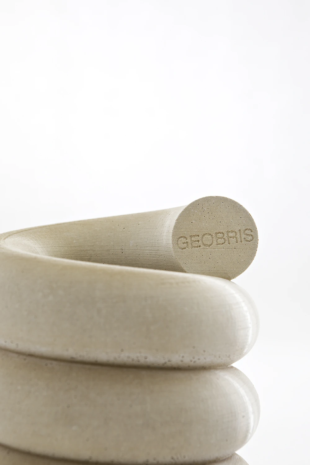 Ein Objekt aus GEOBRIS, ein nachhaltiger Baustoff entwickelt von Yana Zschiedrich. Mitentwicklung der Gießform, Gieß- und Entformungsarbeit vom Designer Alexander Skowronski.