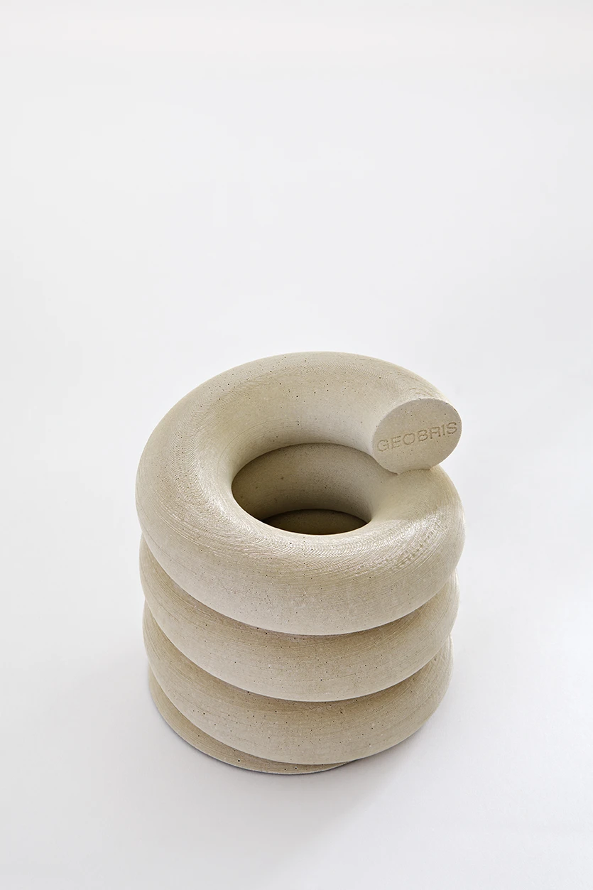 Ein Objekt aus GEOBRIS, ein nachhaltiger Baustoff entwickelt von Yana Zschiedrich. Mitentwicklung der Gießform, Gieß- und Entformungsarbeit vom Designer Alexander Skowronski.