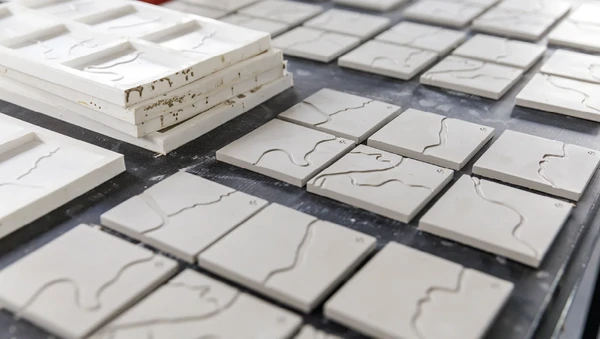 Formbau und Serienfertigung der RheinGold und RheinPur Kacheln aus Beton durch den Designer Alexander Skowronski im Auftrag von der Werbeagentur Lehn.Stein.