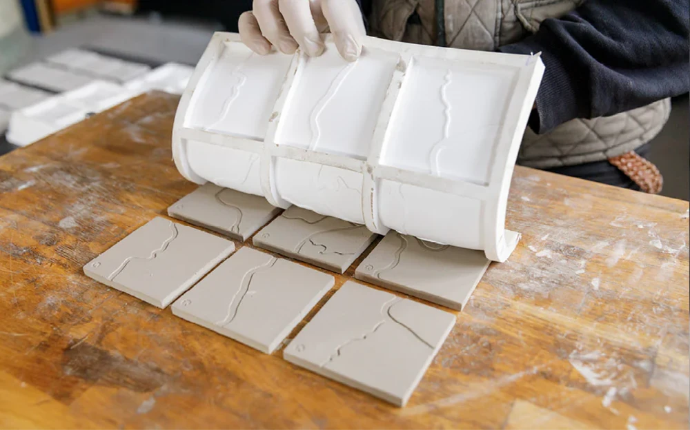 Formbau und Serienfertigung der RheinGold und RheinPur Kacheln aus Beton durch den Designer Alexander Skowronski im Auftrag von der Werbeagentur Lehn.Stein.