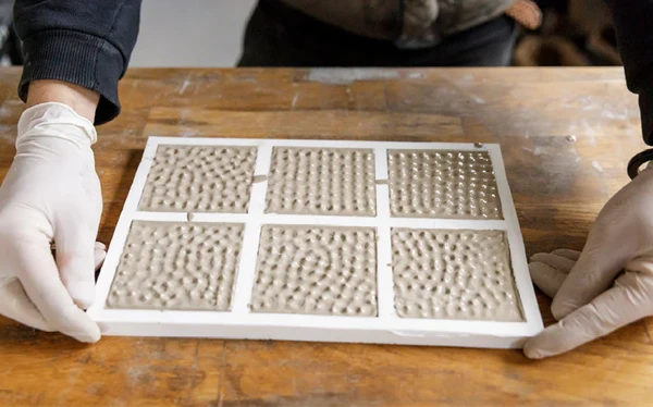 Formbau und Serienfertigung der RheinGold und RheinPur Kacheln aus Beton durch den Designer Alexander Skowronski im Auftrag von der Werbeagentur Lehn.Stein.