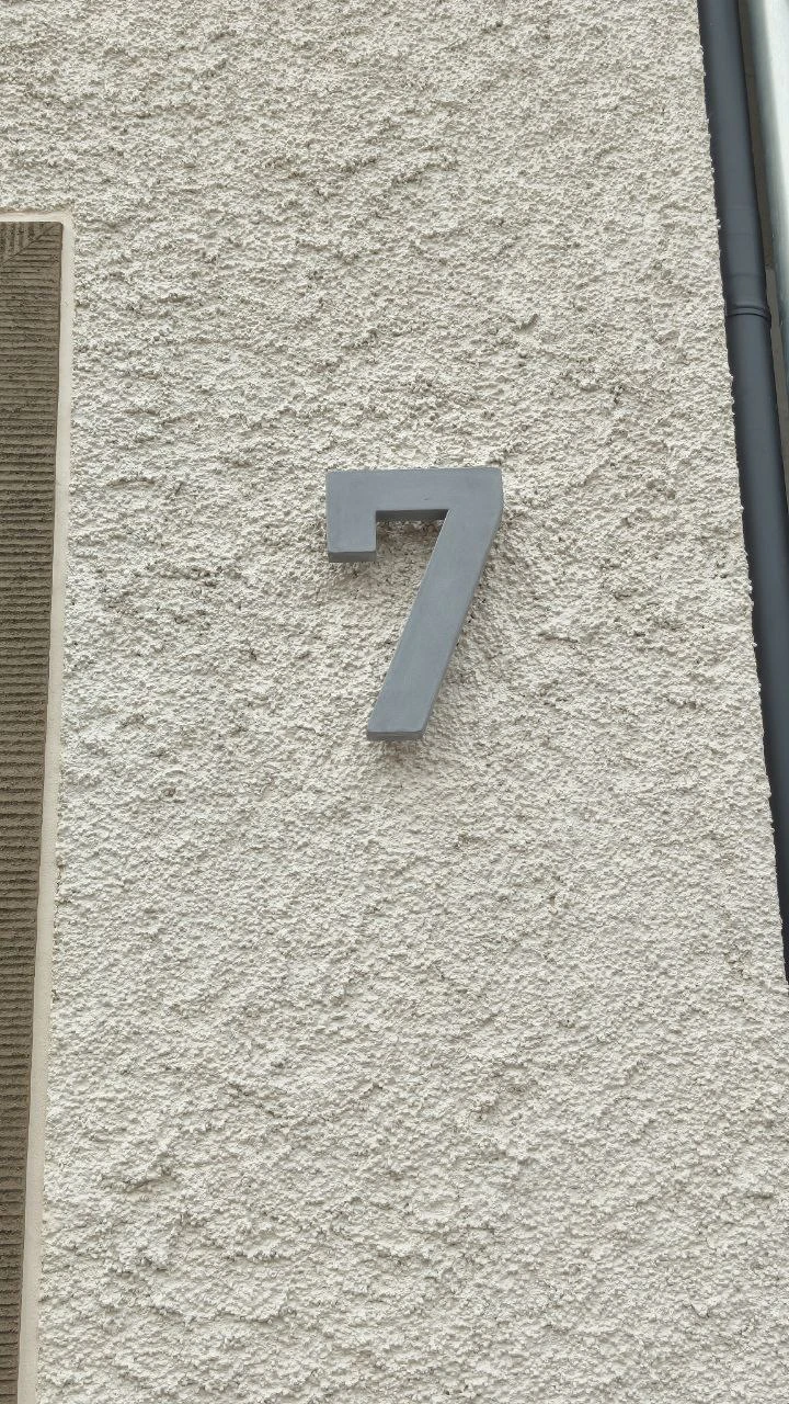 Hausnummer aus Beton gefertigt. Industriedesign Leipzig für W&V Architekten