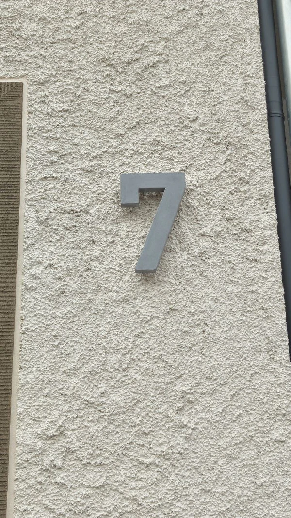 Hausnummer aus Beton gefertigt. Industriedesign Leipzig für W&V Architekten