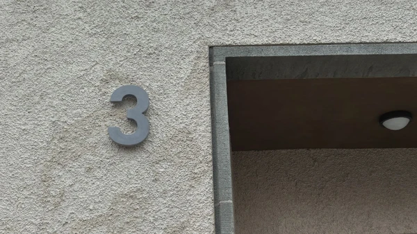 Hausnummer aus Beton gefertigt. Industriedesign Leipzig für W&V Architekten